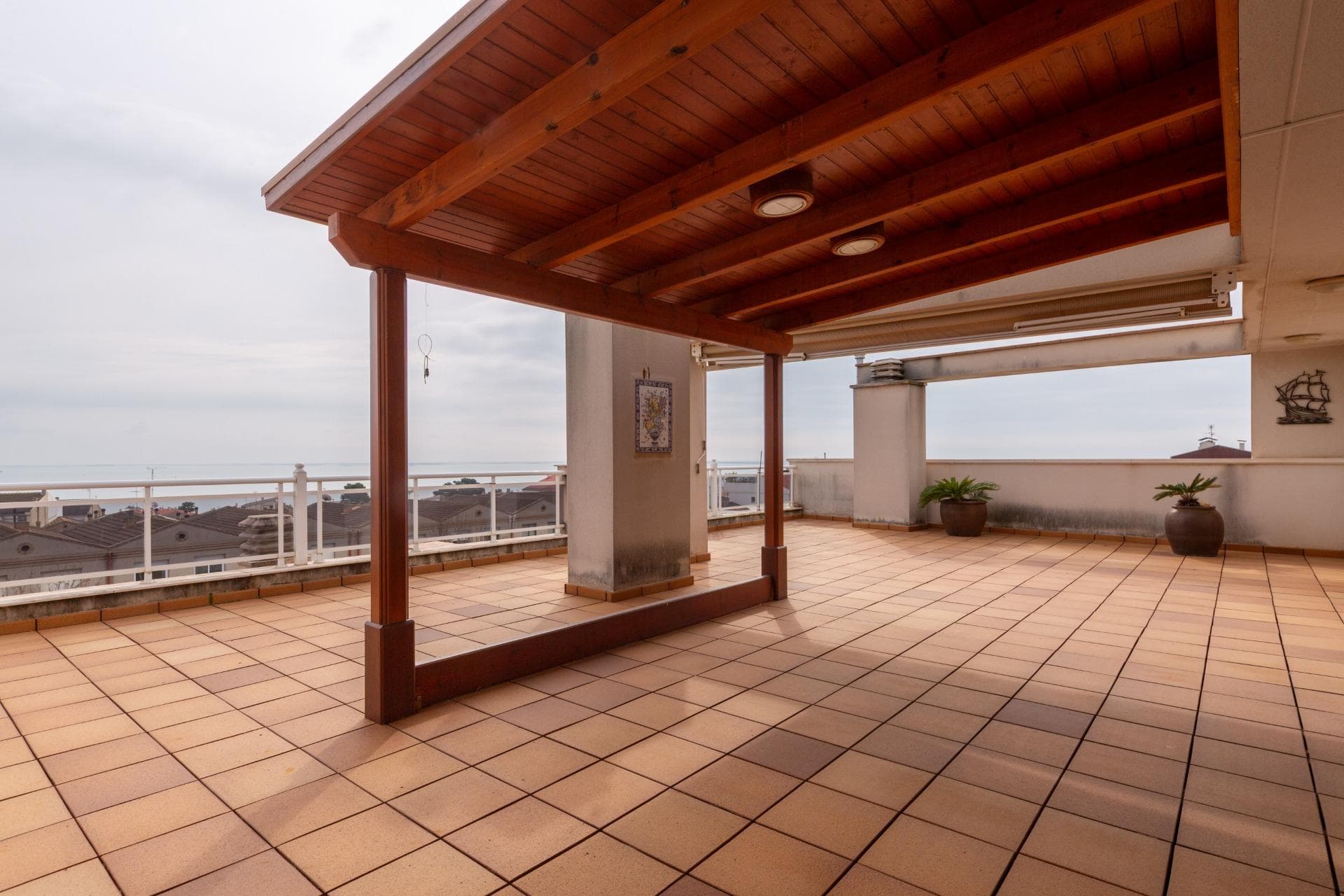 Àtic cantoner amb terrassa espectacular i vistes al mar